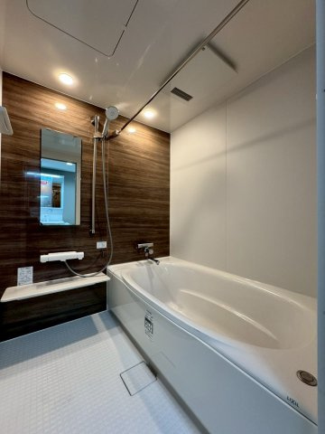 ファミリーコーポ今福の浴室|ゆったり足を延ばしてくつろげる広さのある浴室です。
雨の日や冬の洗濯に大活躍の浴室乾燥機付き！