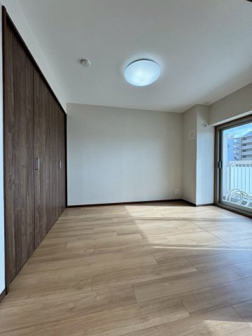 ファミリーコーポ今福の洋室|リビングに隣接する約6帖の洋室。バルコニーに面して明るいお部屋です！
間仕切り扉を開けて開放的な空間にもできます。