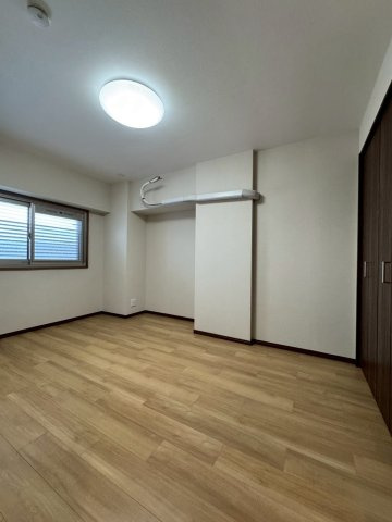 ファミリーコーポ今福の洋室|約6帖の洋室。広さがあるので主寝室としてもおすすめです。