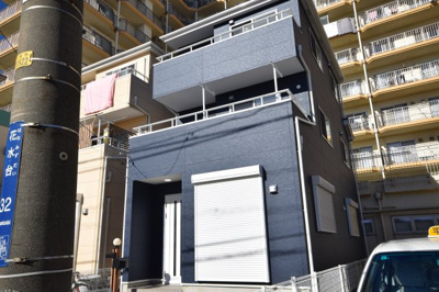 【外観】 | 平塚市花水台☆３階建３ＳＬＤＫリフォーム中古戸建-太陽光発電設備-53-6- | 南道路で陽当たり良好！