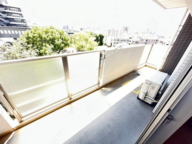 プリマヴェーラ花の木 弐番館のバルコニー|暖かな日差しのふりそそぐバルコニーです