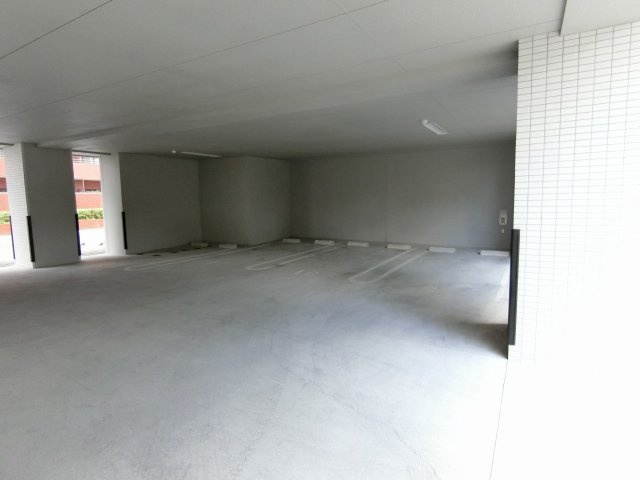 プリマヴェーラ花の木 弐番館の駐車場|車をお持ちの方に嬉しい駐車場付きの物件です