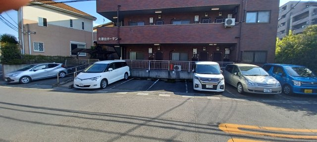 北原台ガーデンの駐車場