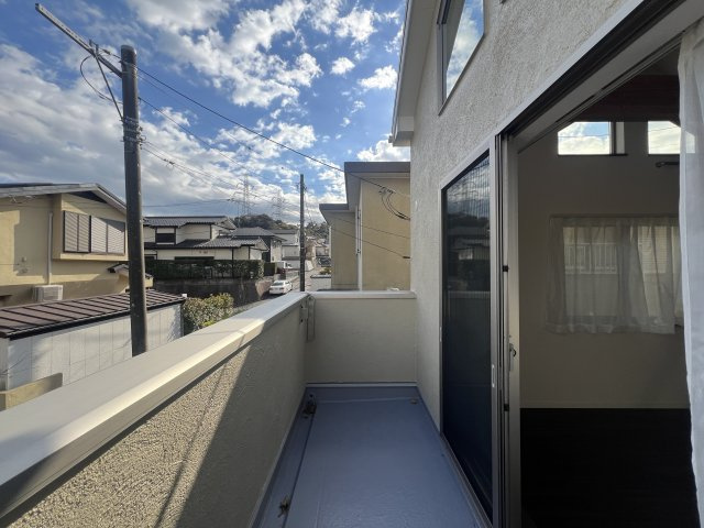 朝日降り注ぐ東向き！気持ちは上向き！【金沢区東朝比奈１丁目】新築戸建のバルコニー|外からの目が気にならないバルコニーで洗濯物が干せます