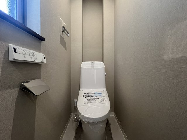 朝日降り注ぐ東向き！気持ちは上向き！【金沢区東朝比奈１丁目】新築戸建のトイレ|シンプルで使いやすいトイレです