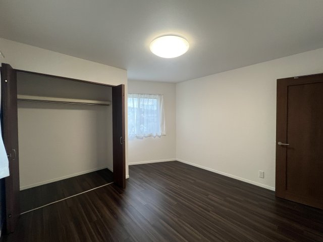 朝日降り注ぐ東向き！気持ちは上向き！【金沢区東朝比奈１丁目】新築戸建の洋室|コンパクトで使いやすい洋室です