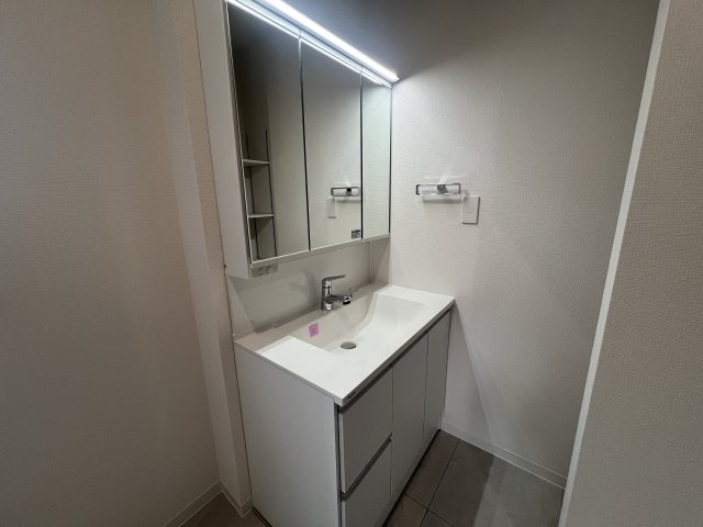 朝日降り注ぐ東向き！気持ちは上向き！【金沢区東朝比奈１丁目】新築戸建の独立洗面台|独立洗面台、朝の身支度には欠かせません