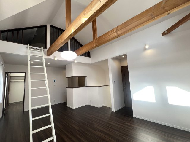 朝日降り注ぐ東向き！気持ちは上向き！【金沢区東朝比奈１丁目】新築戸建の居間・リビング|こちらの居間で趣味の時間をお楽しみください