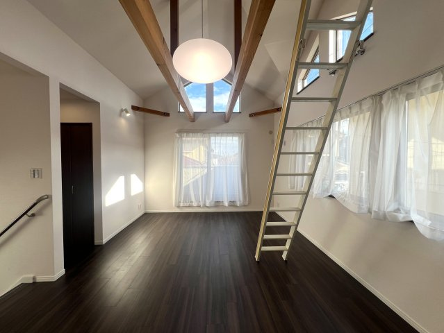 朝日降り注ぐ東向き！気持ちは上向き！【金沢区東朝比奈１丁目】新築戸建の居間・リビング|リビングです