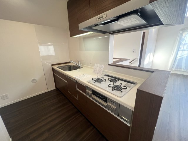 朝日降り注ぐ東向き！気持ちは上向き！【金沢区東朝比奈１丁目】新築戸建のキッチン|キッチンでお料理をお楽しみください