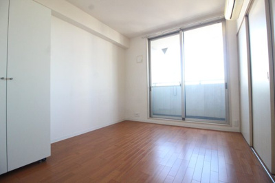 【居間・リビング】 | ファイブコート阪南町 | 東向きの明るいお部屋。