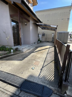 【駐車場】 | 縦列駐車ですが、奥にカーポートがあります