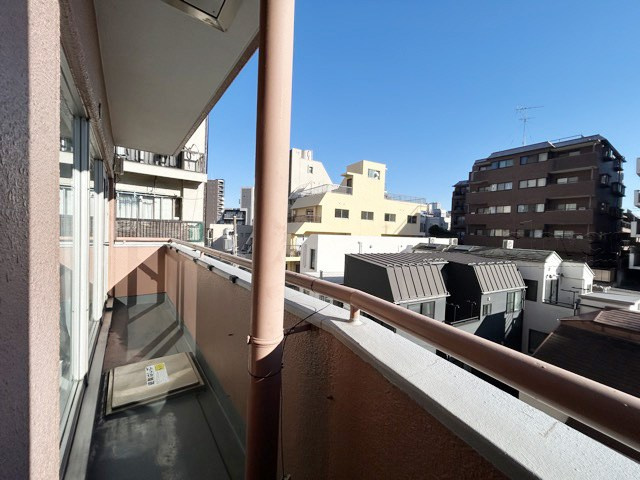 【バルコニー】 | 御苑ハイム | バルコニーの様子。ここからの眺めが、日々のストレスを発散してくれることでしょう。ちなみにバルコニーは専有部分ではなく「共用部分」の扱いです。～即日のご見学可能～　お問合せはお気軽にどうぞ。