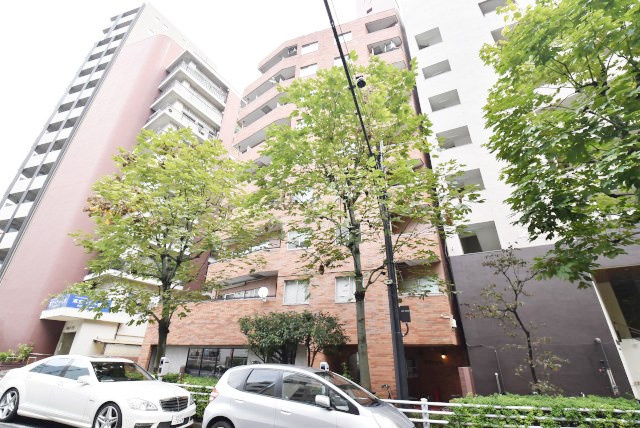 【現況写真】 | 御苑ハイム | 私たち不動産業スタッフは、よく「いい面構えの建物です」「雰囲気ありますねえ」という言葉を使いますが、当マンションもまさにそのような姿で佇んでいます。～即日のご見学可能～　お問合せはお気軽にどうぞ。
