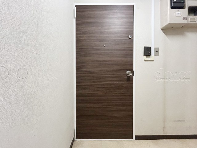 【その他共用部分】 | 御苑ハイム | 皆様をお迎えする、お部屋の玄関ドア。開けやすさや開放角度、ドアノブの操作しやすさや鍵の形状などを、現地で一度ご確認ください。～即日のご見学可能～　お問合せはお気軽にどうぞ。