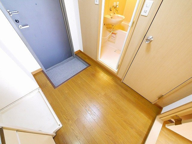 レオパレスエスパールビラの玄関|ゆったりとした玄関です