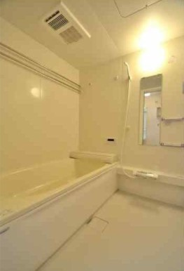 【浴室】 | CELESTA takane | 追い焚き機能、浴室乾燥機付きバス。