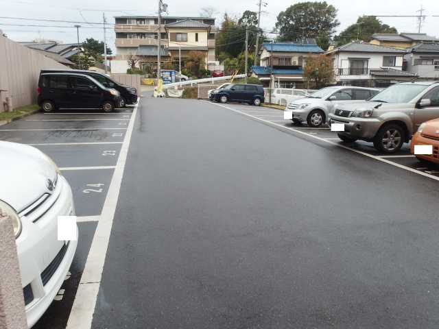シャトー岡崎Ⅲの駐車場