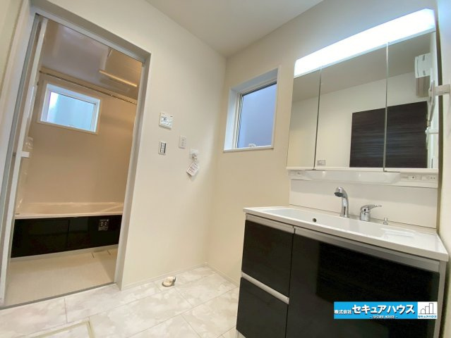 【同施工物件ご案内可能】東海市荒尾町木戸畑　全2棟の内観：施工例|【浴室イメージ】
◆アクセントパネルで落ち着きのある雰囲気を演出します。毎日の疲れを癒やすバスタイムをお楽しみ下さい！
◆窓付きで、カビの繁殖を抑える効果があります。