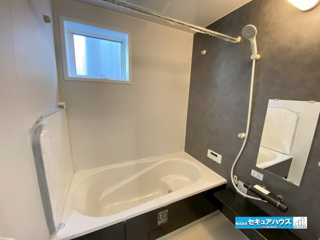 【今からご案内可能】東海市荒尾町木戸畑　全2棟の浴室|【浴室】
◆アクセントパネルで落ち着きのある雰囲気を演出します。毎日の疲れを癒やすバスタイムをお楽しみ下さい！
◆窓付きで、カビの繁殖を抑える効果があります。