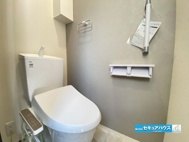 【今からご案内可能】東海市荒尾町木戸畑　全2棟のトイレ|【高機能トイレ】
◆高機能トイレの多くは便器のフタの開閉が自動であり、使用後に手動で水を流す面倒もなく非常に便利です。スタイリッシュな見た目で、お掃除しやすく、節水効果が高いです。
