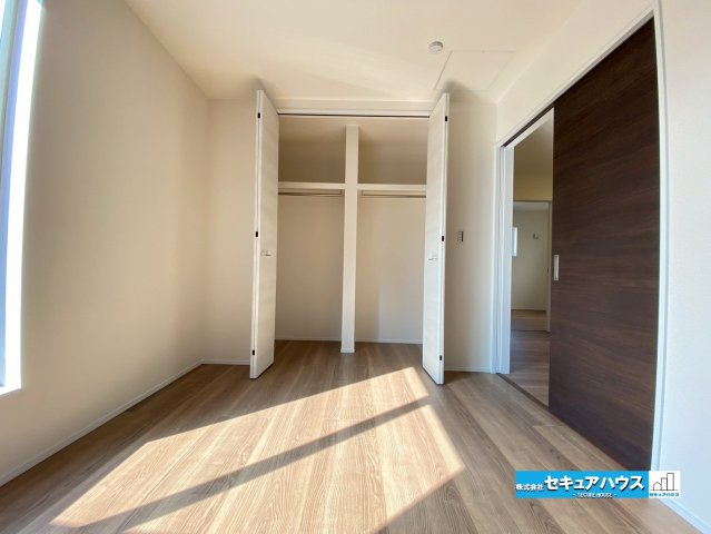 【今からご案内可能】東海市荒尾町木戸畑　全2棟の玄関|【洋室】
◆広々とした居住空間は日々の暮らしを彩り、心のやすらぎと満足感を与えてくれます。通風と採光を考慮した設計は子供たちはのびのび育ち、家族でくつろぎと団らんを生み出します。