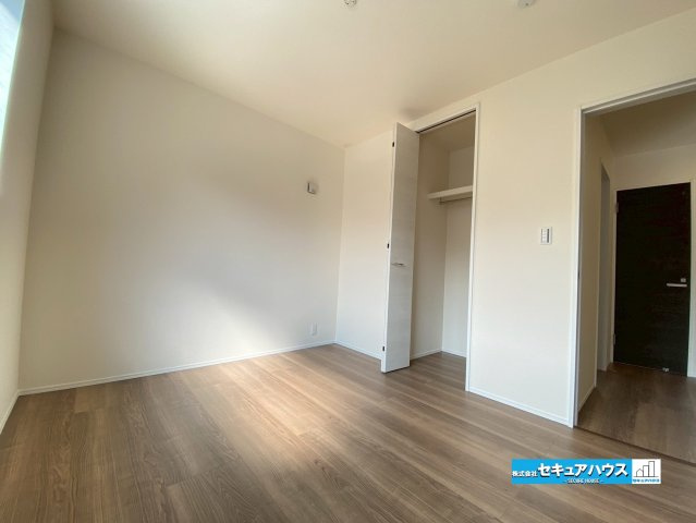 【今からご案内可能】東海市荒尾町木戸畑　全2棟の洋室|【洋室】
◆家族一人ひとりの大切なプライベート空間。趣味に合わせて使って頂けるようシンプルに仕上げてあります。暮らし心地を大きく左右する収納を、適材適所に配置し使い勝手を考慮しました。　