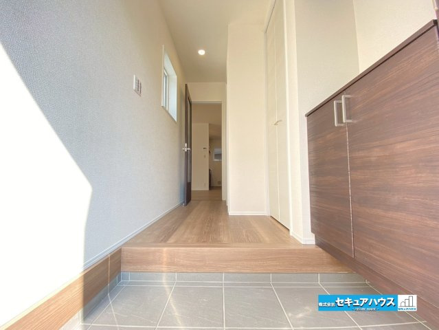 【同施工物件ご案内可能】東海市荒尾町木戸畑　全2棟の内観：施工例|【玄関イメージ】
◆お家に出会う人々を迎える玄関だからこそ、広々清潔感あふれる空間にしたいものです。採光・通風にも配慮された設計で毎日明るい空間をキープします♪