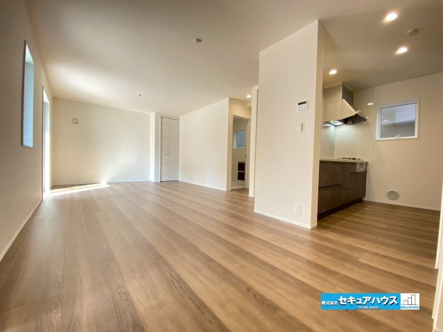 【今からご案内可能】東海市荒尾町木戸畑　全2棟の居間・リビング|【LDK】
◆通学から帰宅し、リビングルームで会話を楽しむ子ども達。リビングから臨む景色は太陽色に染まり、解放感溢れゆったりとしたひと時を過ごすことが出来る素敵な空間です。