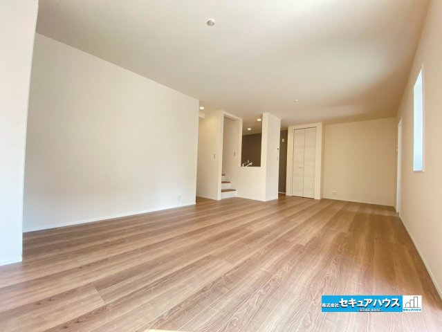 【今からご案内可能】東海市荒尾町木戸畑　全2棟の居間・リビング|【LDK】
◆日当たりが良く温かい広々リビングは家族の団らんスペースになります。