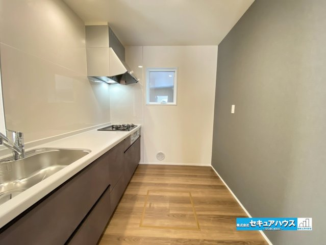 【今からご案内可能】東海市荒尾町木戸畑　全2棟のキッチン|【キッチン】
◆広々としたキッチンスペースのため家族で並んで料理できます。