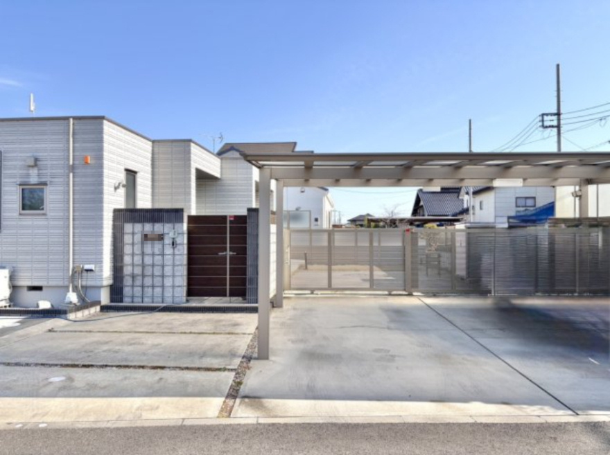 【中古戸建】前橋市横手町の外観|■外観｜窓の配置や、爽やかな白ベースの外観が清潔感をもたらします。まっさらなキャンバスのような家にこだわりを彩って…始めよう、あなただけの豊かな暮らし( ＾＾ )