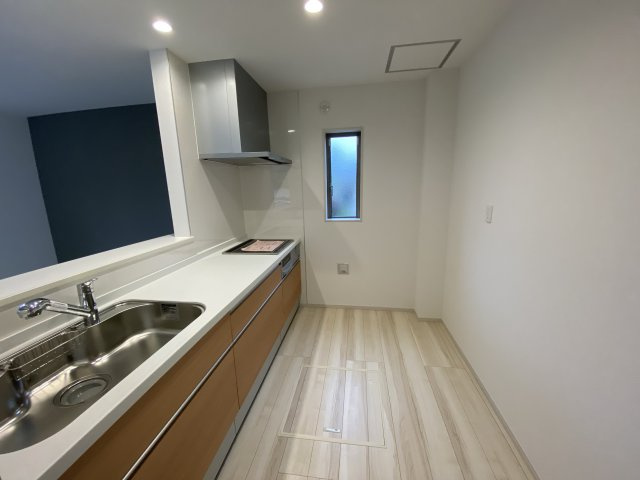 【いわき市仁井田町　全3棟　2号棟】　●新生活応援キャンペーン実施中●のキッチン|同施工：システムキッチンは見た目スッキリなのに収納力たっぷりです♪さらに床下収納もあります。　また、リビングの様子を見ながらお料理出来ます。