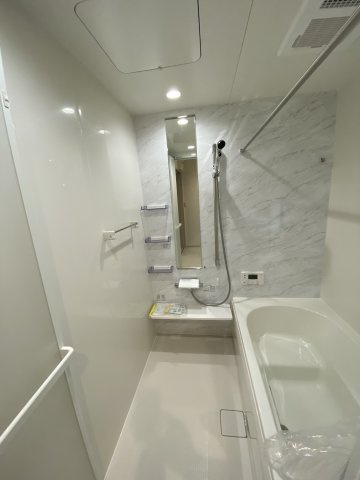 【いわき市仁井田町　全3棟　2号棟】　●新生活応援キャンペーン実施中●の浴室|同施工：ユニットバスの写真です。　毎日の疲れを癒す広々とした浴室は、足を伸ばしてゆっくりとくつろげます♪　音楽を聴いたり、自分だけの特別な時間に・・・♪半身浴にピッタリですね♪