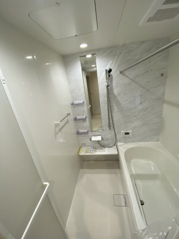 【いわき市仁井田町　全3棟　2号棟】　●新生活応援キャンペーン実施中●の浴室|同施工：ユニットバスの写真です。フルオート機能で、時間帯を気にせず、家族全員が暖かい湯船に浸かることができます。　一日の疲れを癒してくれそうですね。　