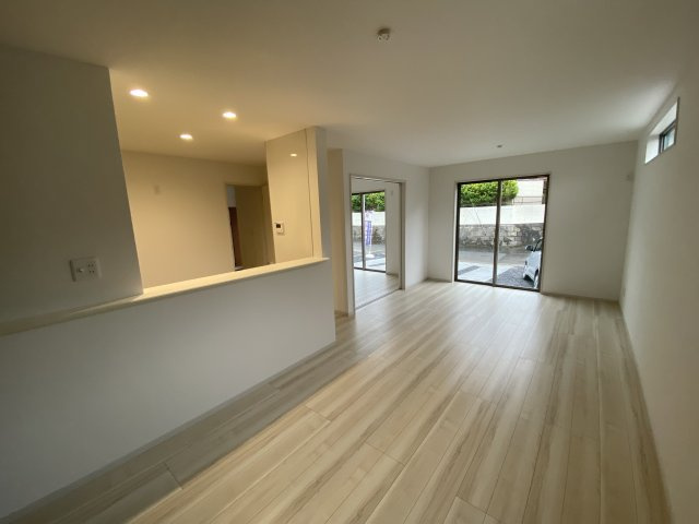 【いわき市仁井田町　全3棟　2号棟】　●新生活応援キャンペーン実施中●の居間・リビング|同施工　リビングの写真です ！！　家族団らんの時間が増えそうなリビングですね。　低ホルムアルデヒド仕様の健康に配慮したフローリングとなっています。　