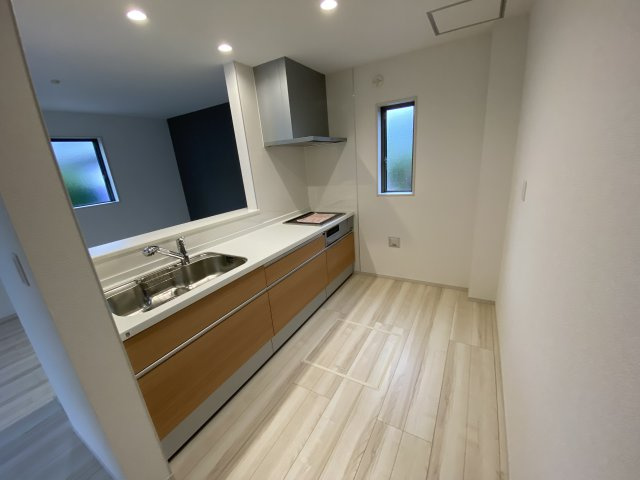 【いわき市仁井田町　全3棟　2号棟】　●新生活応援キャンペーン実施中●のキッチン|同施工：キッチンの写真です。対面式キッチンは、家族の会話が途切れませんね♪　デザイン性と機能性を兼ね備えたキッチンは、リビングスペースとの一体感が生まれ、広々空間を演出してくれます。