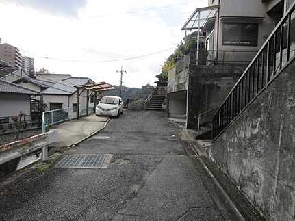 広島市東区牛田早稲田２丁目　中古住宅の前面道路含む現地写真