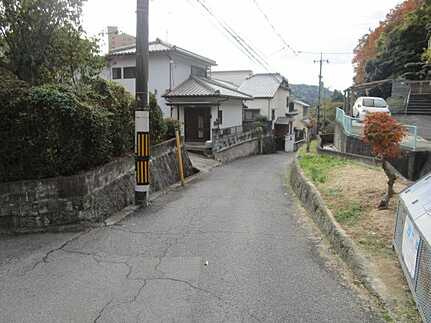 広島市東区牛田早稲田２丁目　中古住宅の前面道路含む現地写真