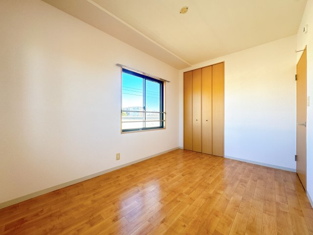 Ｏｒａｎｇｅハイツの内装|明るい洋室です