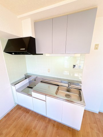 Ｏｒａｎｇｅハイツのキッチン|コンパクトなキッチンで掃除もラクラク