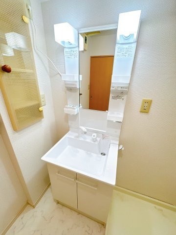 Ｏｒａｎｇｅハイツの独立洗面台|朝の支度にも助かる、独立の洗髪洗面化粧台