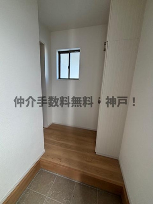【玄関】 | 明石市太寺天王町　新築戸建2号棟　仲介手数料無料！ | きれいな玄関です