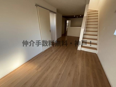 【居間・リビング】 | 明石市太寺天王町　新築戸建2号棟　仲介手数料無料！ | こちらの居間で趣味の時間をお楽しみください