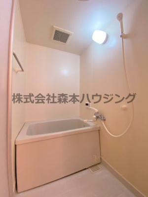 【浴室】 | 　ヴィラージュ私市 | ※同タイプ別室の写真となります。
　設備内容など相違がある場合あくまで現状優先となります。