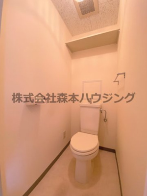 【トイレ】 | 　ヴィラージュ私市 | ※同タイプ別室の写真となります。
　設備内容など相違がある場合あくまで現状優先となります。