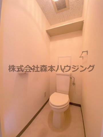 【トイレ】 | 　ヴィラージュ私市 | ※同タイプ別室の写真となります。
　設備内容など相違がある場合あくまで現状優先となります。