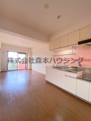 【居間・リビング】 | 　ヴィラージュ私市 | ※同タイプ別室の写真となります。
　設備内容など相違がある場合あくまで現状優先となります。