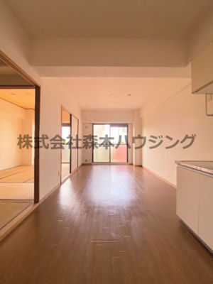 【居間・リビング】 | 　ヴィラージュ私市 | ※同タイプ別室の写真となります。
　設備内容など相違がある場合あくまで現状優先となります。