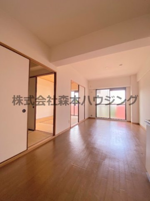 【居間・リビング】 | 　ヴィラージュ私市 | ※同タイプ別室の写真となります。
　設備内容など相違がある場合あくまで現状優先となります。